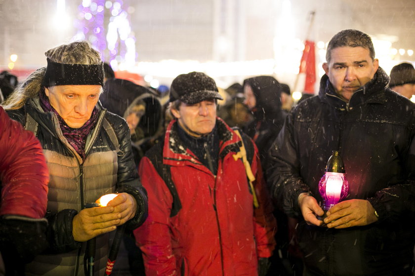 Polacy gromadzą się, by uczcić pamięć Pawła Adamowicza