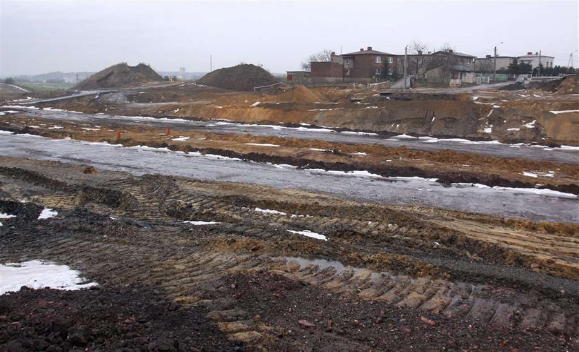 Zbudowali autostradę, rozwalili drogi