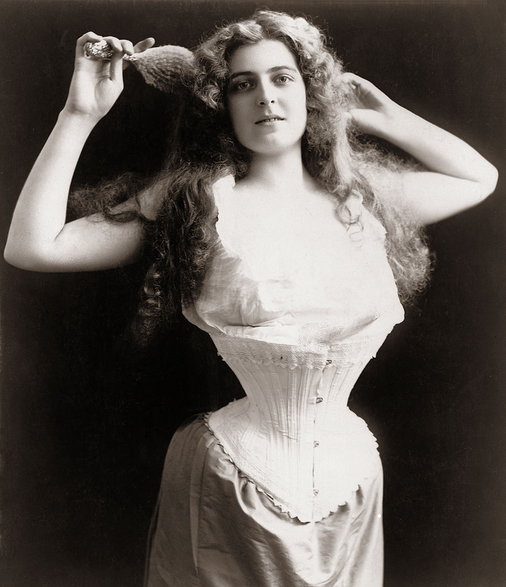 Kobieta w gorsecie, 1899 rok