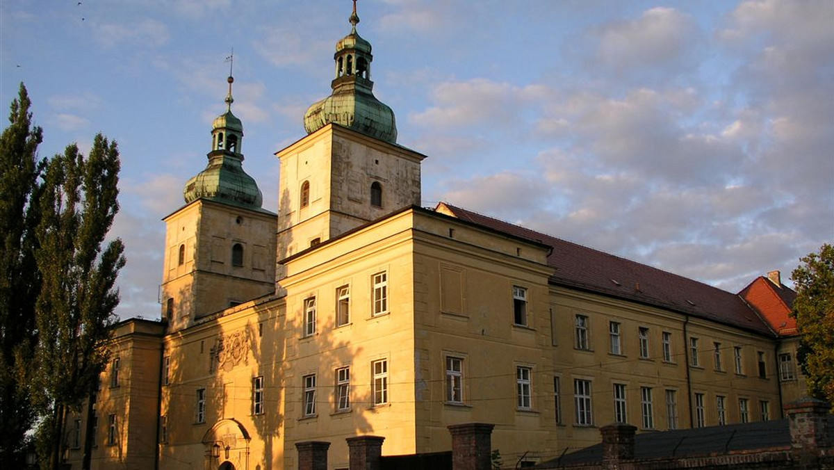 Starostwo opolskie, za prawie 5 milionów zł z budżetu powiatu i UE, restauruje zabytki. Dawny blask odzyskują już zamek w Prószkowie i pałac w Tułowicach. Trwają prace w kolejnych obiektach - powiedział PAP Henryk Lakwa, starosta opolski.