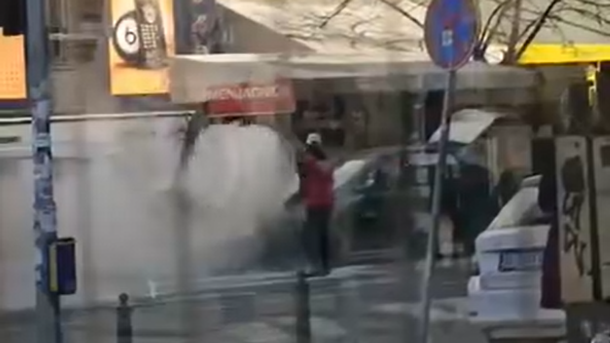 Gori automobil nasred Glavne ulice u Zemunu, vozač gasi, niko ne prilazi