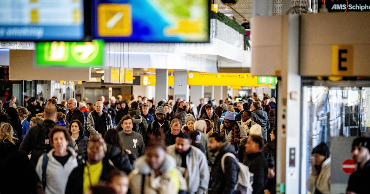 Holandia w chaosie. Setki odwołanych lotów i ponad 500 km korki