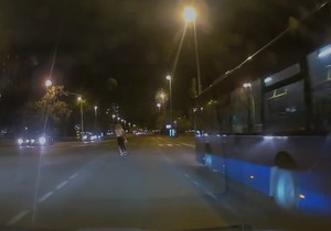 Devojčice na trotinetu