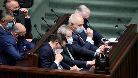 &quot;Pod płaszczykiem sprawiedliwości, rząd istotnie obniża emerytury sporej rzeszy starszych ludzi. Naszym zdaniem główną motywacją rządu do wprowadzenia tych zmian jest ograniczanie wydatków FUS&quot; - mówi wiceszef OPZZ Sebastian Koćwin.