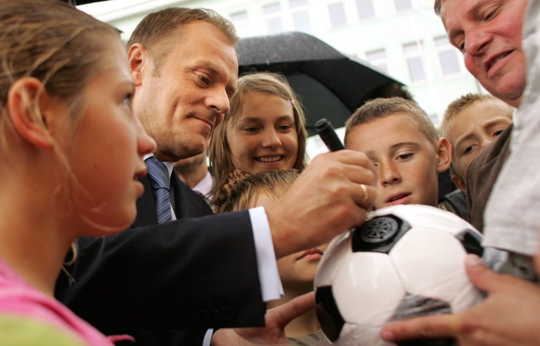 Premier Donald Tusk spotkał się z przyszłymi wyborcami na festynie w Poniatowej