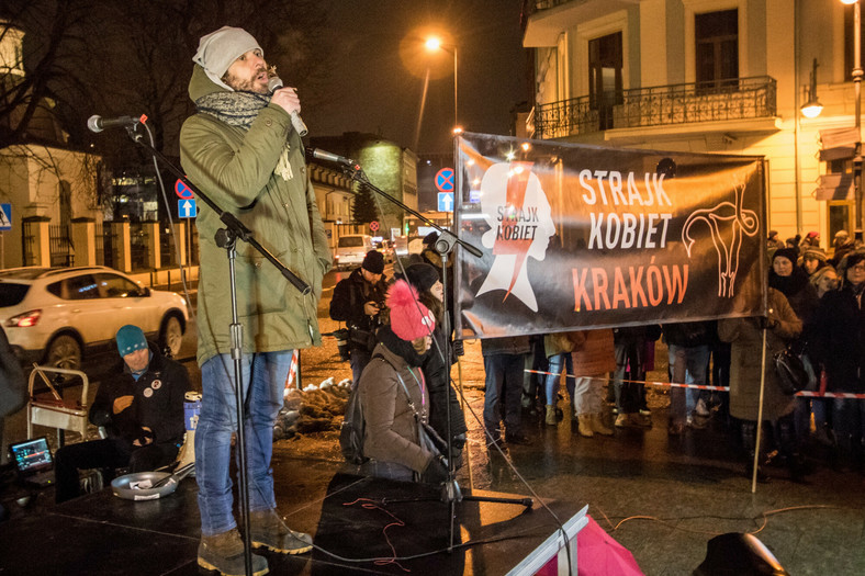 Tomasz Schimscheiner podczas Ogólnopolskiego Strajku Kobiet w 2018 r.