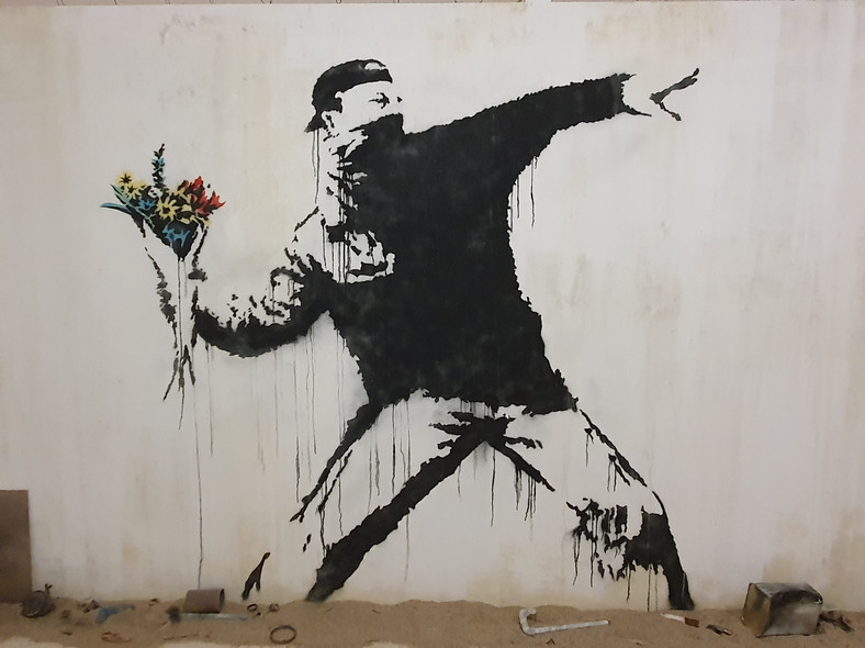 The Flower Thrower - mural autorstwa Banksy'ego wykonany w Beit Sahour na Zachodnim Brzegu Jordanu