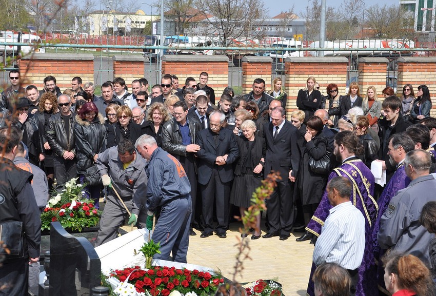 Poslednjem ispraćaju mlade devojke prisustvovalo je više od 1. 000 ljudi.