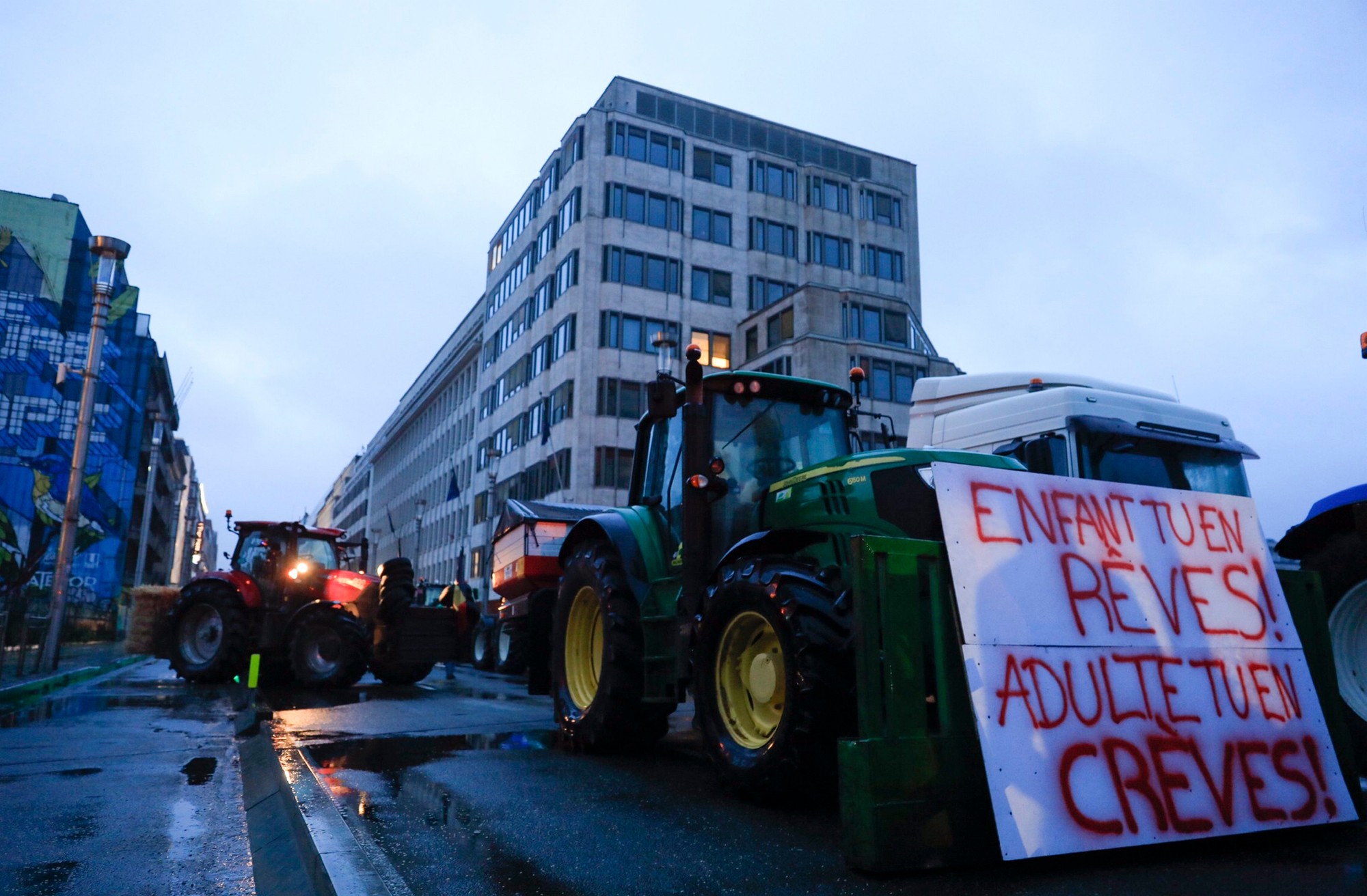 Kvôli protestujúcim farmárom v Bruseli musela zasiahnuť polícia.