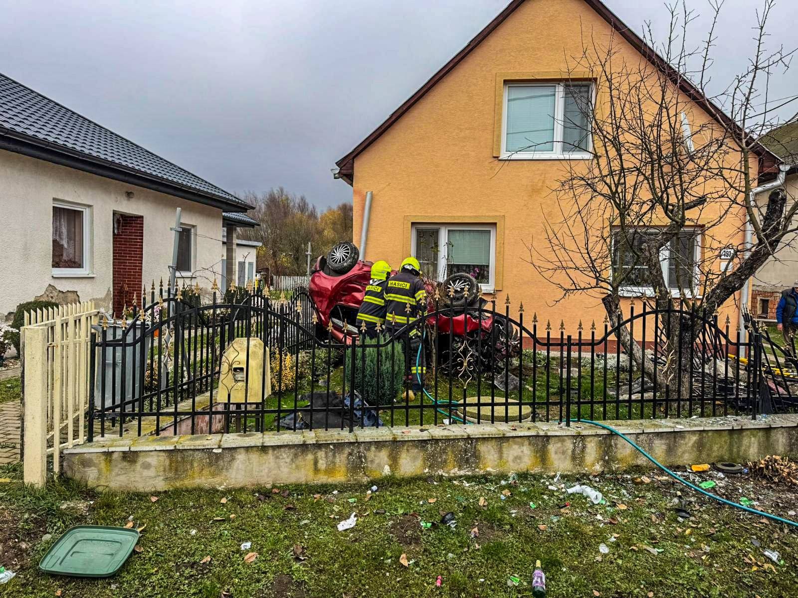 Vodič v Zemplínskom Jastrabí narazil do plotu, auto skončilo na streche. 