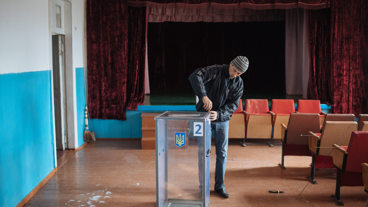 Podczas gdy na wschodzie Ukrainy, mimo formalnego rozejmu, nadal rozlegają się strzały, kraj wybiera w niedzielę nowy parlament. Sfinalizowana zostaje wymuszona protestami zmiana u sterów władzy.