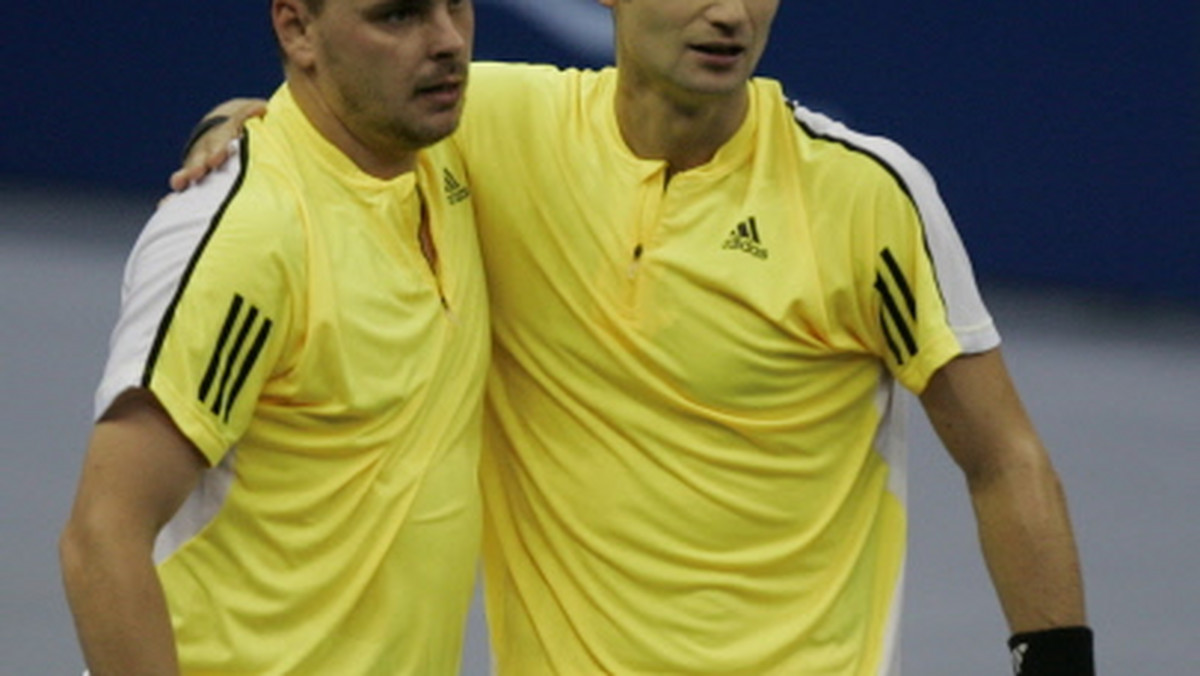 Mariusz Fyrstenberg i Marcin Matkowski przegrali w ćwierćfinale 6:3, 3:6, 9:11 z Michaelem Llodrą i Nenadem Zimonjiciem w turnieju ATP w Montrealu (z pulą nagród 2,43 mln dolarów).