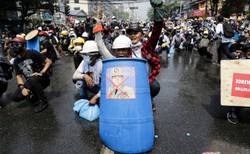 Protesty w Birmie nie ustają. Armia dokręca śrubę