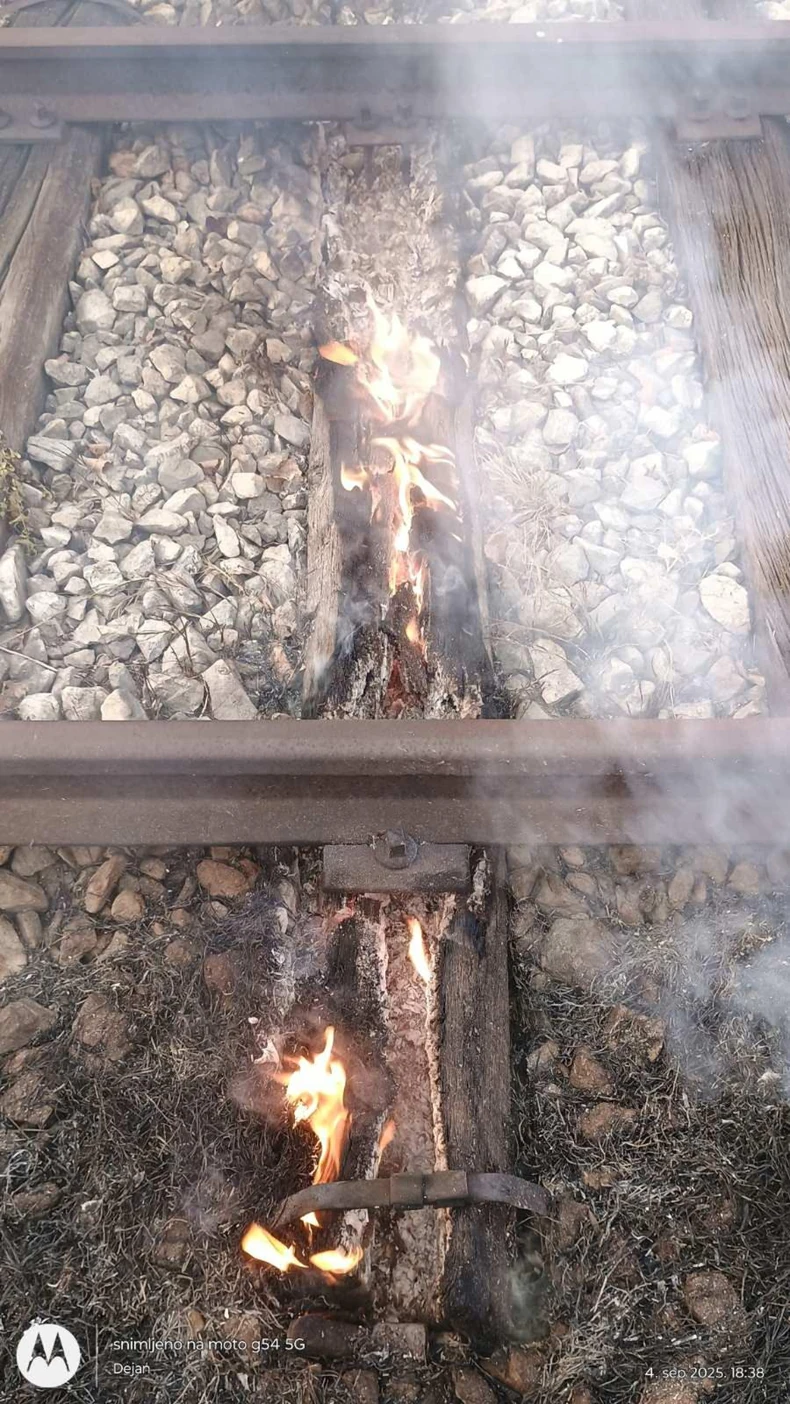 Požar kraj pruge u Brusniku