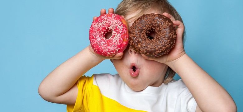 Dzieci i pieniądze - kiedy i jakie kieszonkowe? Jak rozmawiać? RADY psychologa