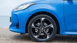 Nowa Toyota na rynku. Teraz cena i oszczędna hybryda 1.5 robią różnicę