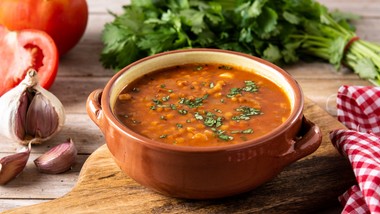 remigiusz rączka gotuje zupę na "noworoczny detoks". pyszna i zdrowa.