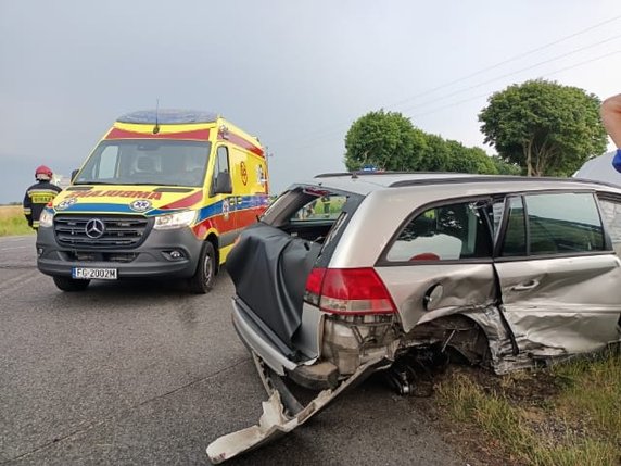 Zderzenie opla i skody na DW130