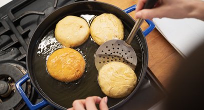 Podczas smażenia pączków pieni wam się tłuszcz? To znak, że popełniliście błąd