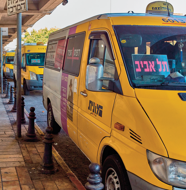 Taksówki pod dworcem autobusowym w Tel Awiwie