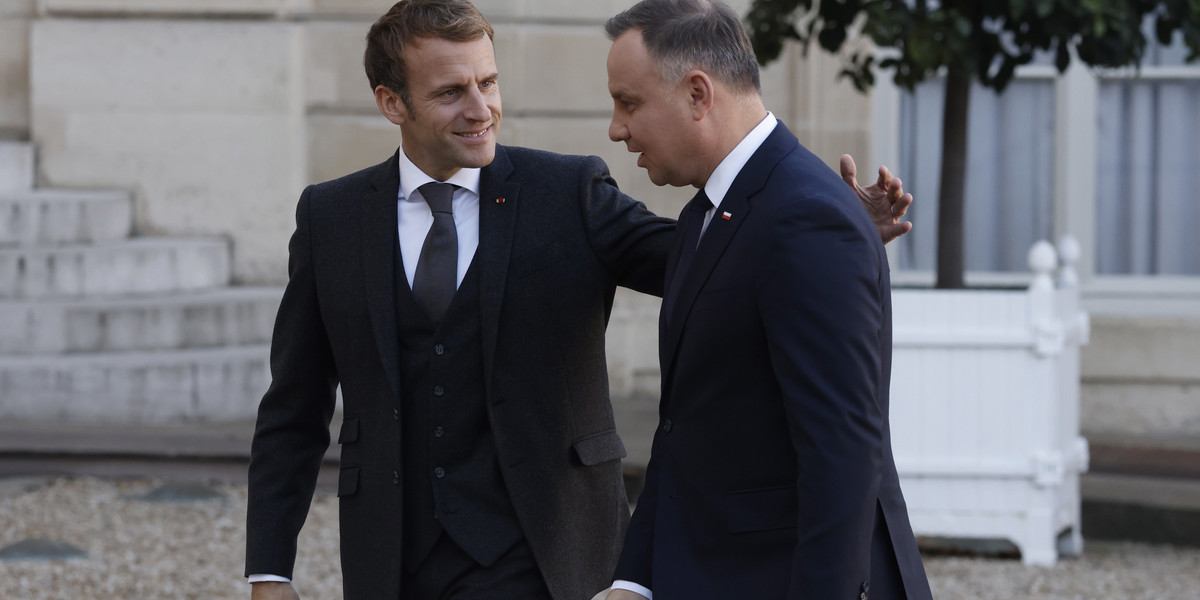 Prezydent Andrzej Duda spotkał się w Paryżu z prezydentem Francji Emmanuelem Macronem. Prezydenci przeprowadzili kilkudziesięciominutową rozmowę w cztery oczy.