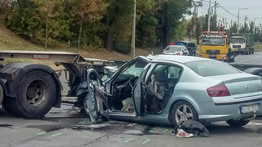 Súlyos baleset Csepelen: egy kamion és egy személyautó ütközött – helyszíni képek