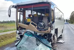 Kierowca autokaru z wycieczką szkolną najechał na ciężarówkę. 22 osoby trafiły do szpitala [WIDEO]