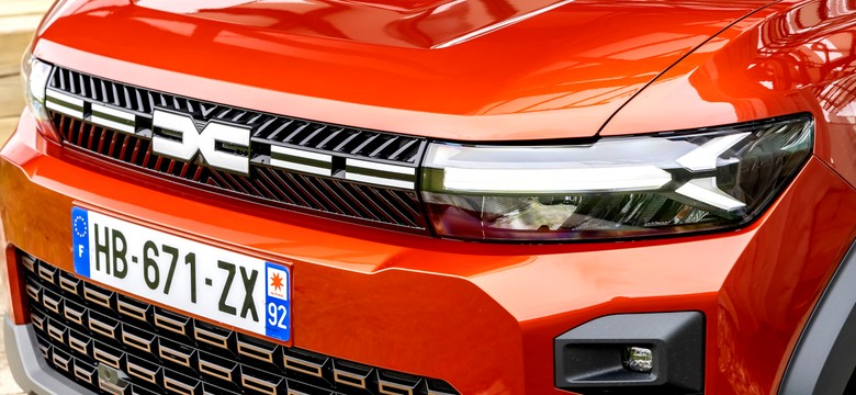 Nowa Dacia wjeżdża do Polski i tak wygląda. Pod maską sensacja