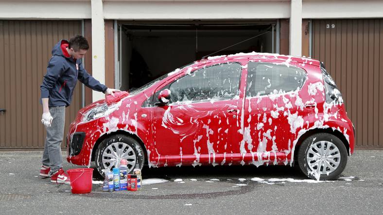 Jak latem zadbać o auto? Radzimy, czym skutecznie usunąć