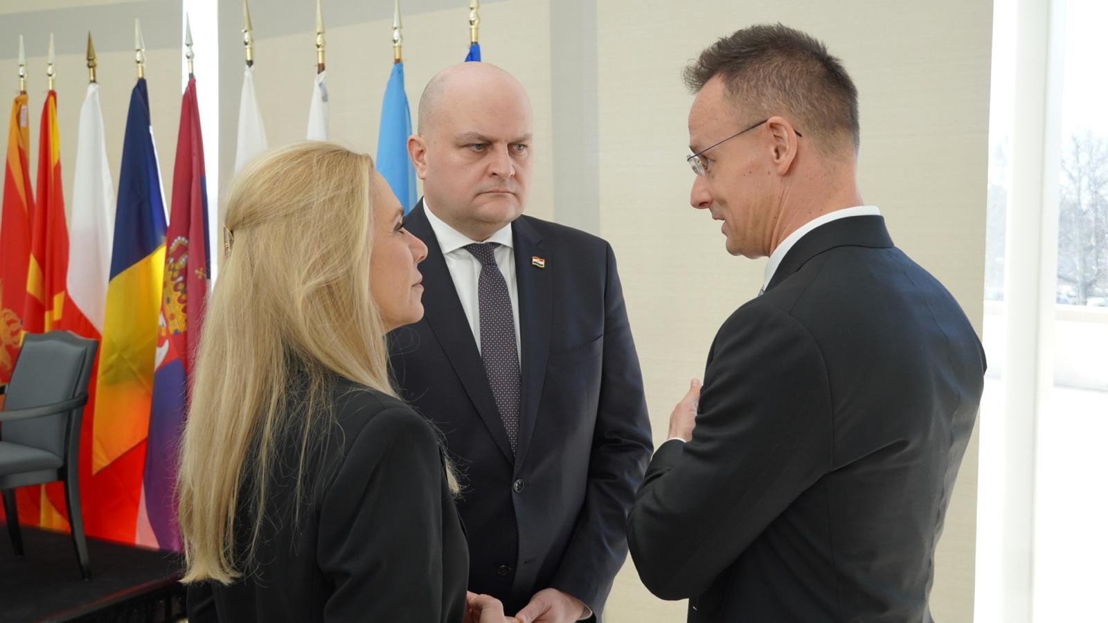 Chorvátsky minister hospodárstva Ante Šušnjar (v strede) diskutuje so slovenskou ministerkou hospodárstva Denisou Sakovou a maďarským ministrom zahraničných vecí Péterom Szijjártóom počas tohtotýždňového kongresu o zemnom plyne vo Washingtone D.C.