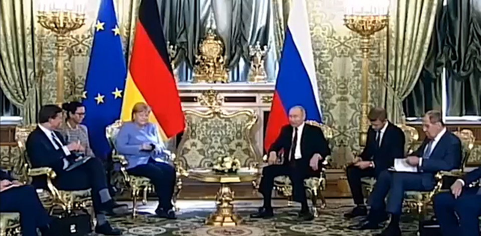 W sierpniu tego roku sieć obiegło nagranie ze spotkania Putina i Merkel. Kiedy przywódcy rozmawiali m.in. m.in. gazociągu Nord Stream 2, nagle zadzwonił telefon kanclerz. Ta pospiesznie go wyciszyła. Z pewnością Merkel zapamięta jednak wcześniejsze spotkanie z Putinem - w towarzystwie psa.