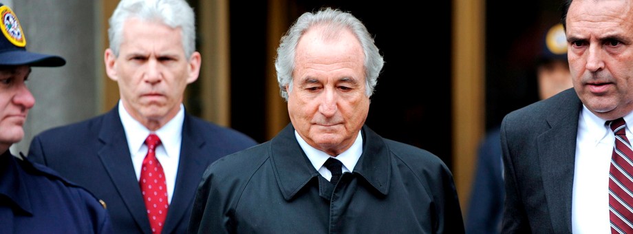 Bernard Madoff wychodzi z budynku sądu w Nowym Jorku (marzec 2009 r.)