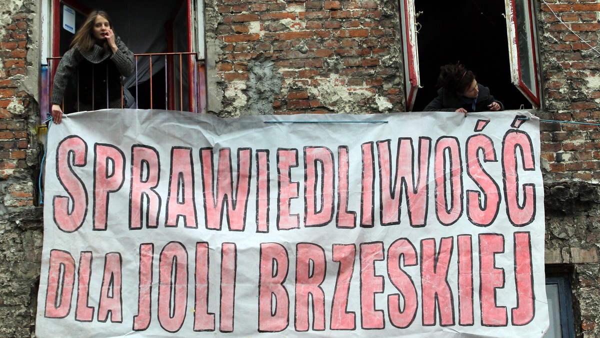 Na polecenie ministra sprawiedliwości prokuratorzy ponownie zajmą się sprawą Jolanty Brzeskiej, działaczki ruchu lokatorskiego, którą w 2011 roku znaleziono martwą w Lesie Kabackim w Warszawie. Śledztwo będzie teraz prowadzone w Gdańsku. - Ziobro nie jest z "mojej bajki", ale bardzo dobrze, że wraca do tego tematu. Jola na pewno nie popełniła samobójstwa, ktoś w okrutny sposób ją zabił – w rozmowie z Onetem komentują jej znajomi, również członkowie organizacji, które od lat kwestionują zasady reprywatyzacji w polskiej stolicy.