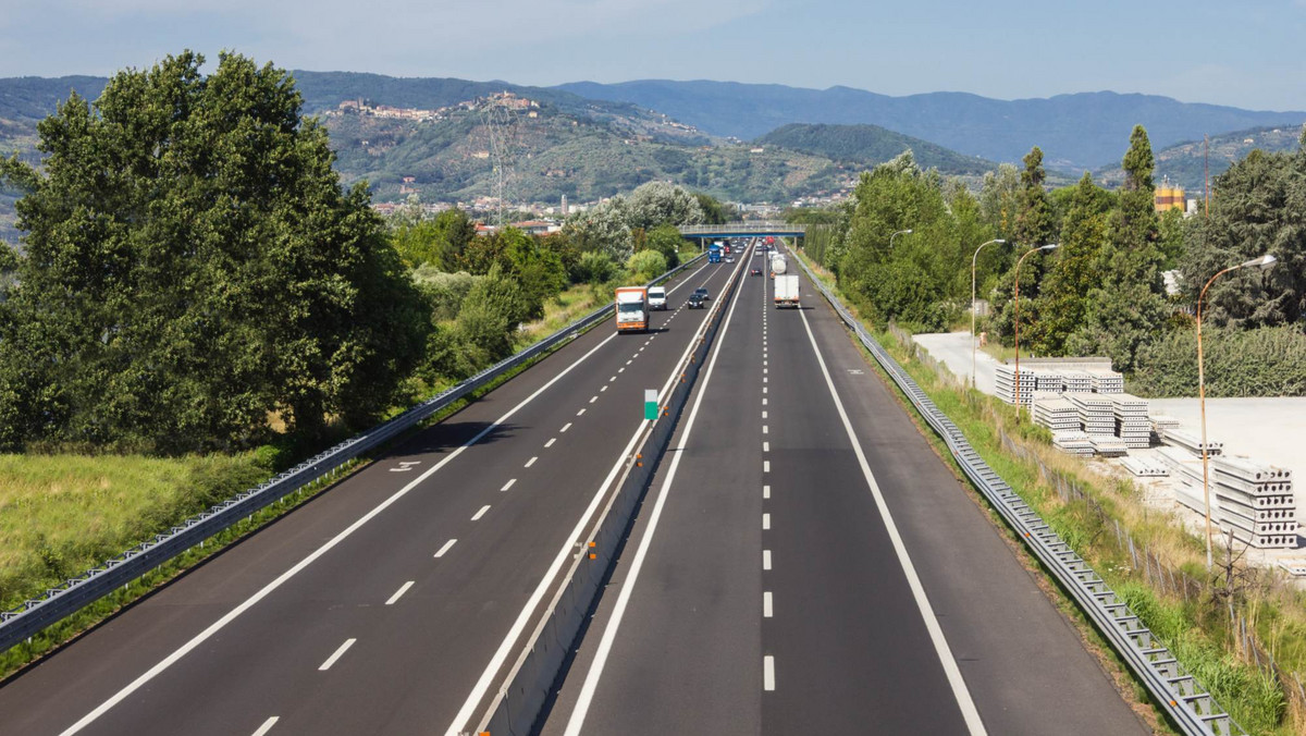 Wojewoda wielkopolski Piotr Florek podpisał zezwolenie na budowę odcinka drogi S5 Poznań-Wronczyn. Nowy fragment trasy ekspresowej będzie miał długość prawie 16 km. W ramach inwestycji powstaną trzy węzły drogowe.
