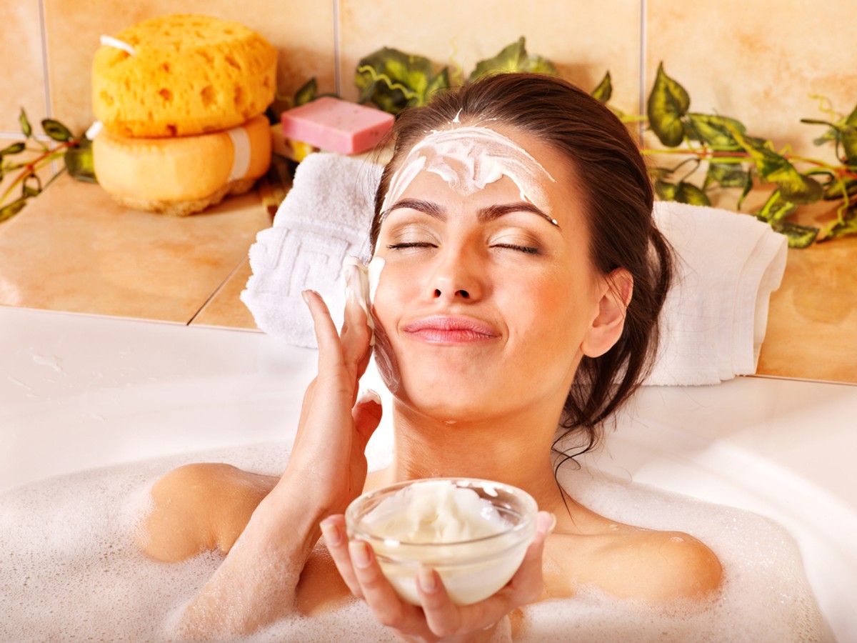 Ręce mają najgorzej. Dermatolog o tym, jak skóra odczuwa kwarantannę i czy warto urządzać w domu SPA