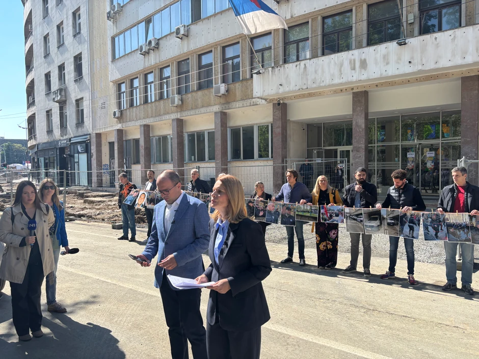 Mila Popović i Boško Šindić ispred Skupštine Beograda