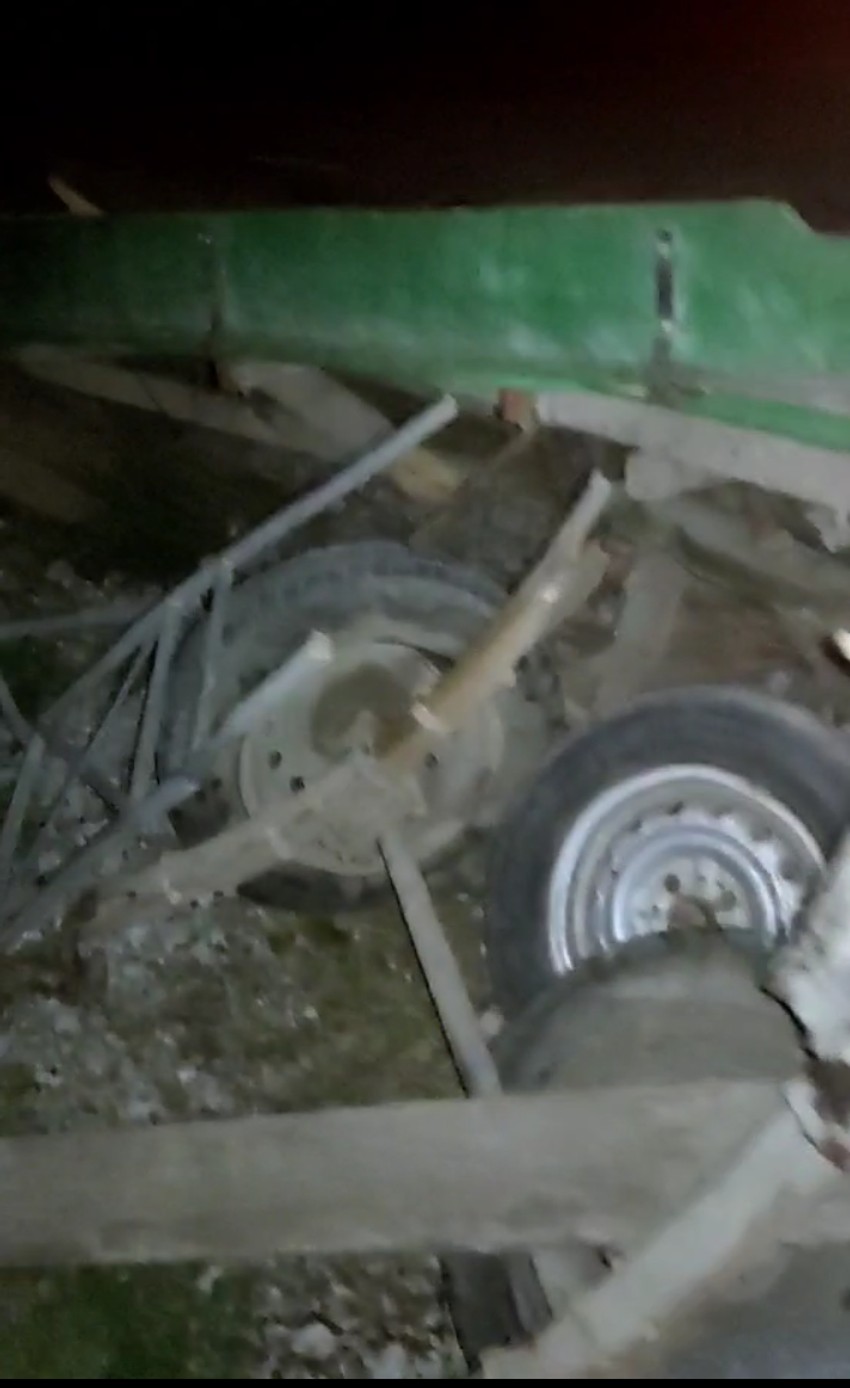  Polomljena zaprezna prikolica