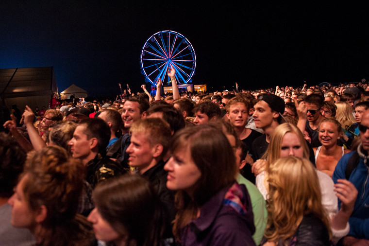 Publiczność pod sceną na festiwalu Heineken Open'er (fot. Monika Stolarska/Onet)