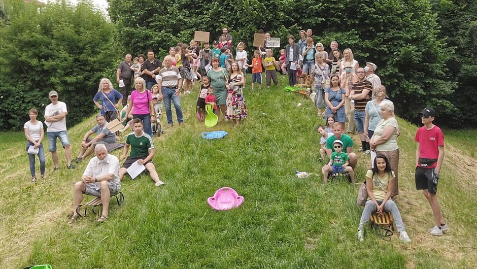 Saneczkowy protest na Żabińcu