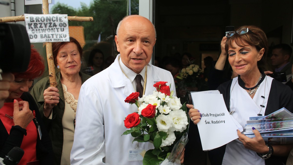 Dyrektor Szpitala Św. Rodziny prof. Bogdan Chazan powiedział, że po południu spotka się z wiceprezydentem Warszawy Jackiem Wojciechowiczem. Ratusz zapowiadał wcześniej, że w związku z wynikami kontroli w szpitalu dyrektor zostanie odwołany ze stanowiska.