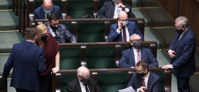 Sondaż IBRiS dla Onetu. Spadek poparcia dla PiS, zażarta walka opozycji o drugie miejsce