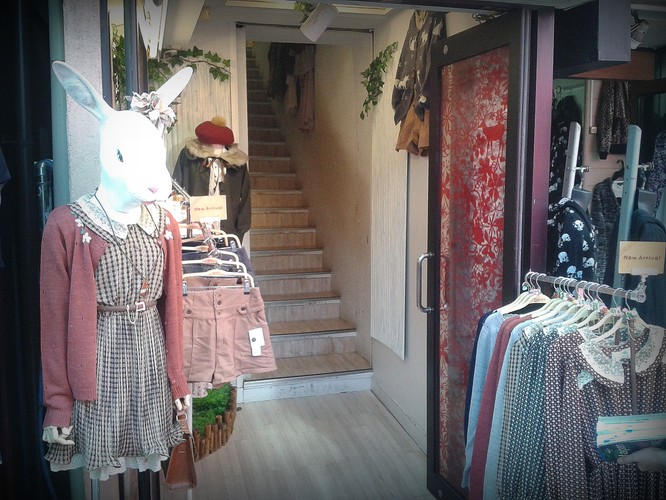 … a nawet manekin z głową królika.