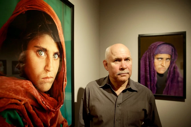 Steve McCurry me foton e tij legjendare