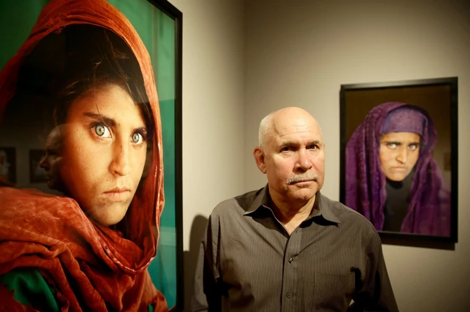 Steve McCurry me foton e tij legjendare