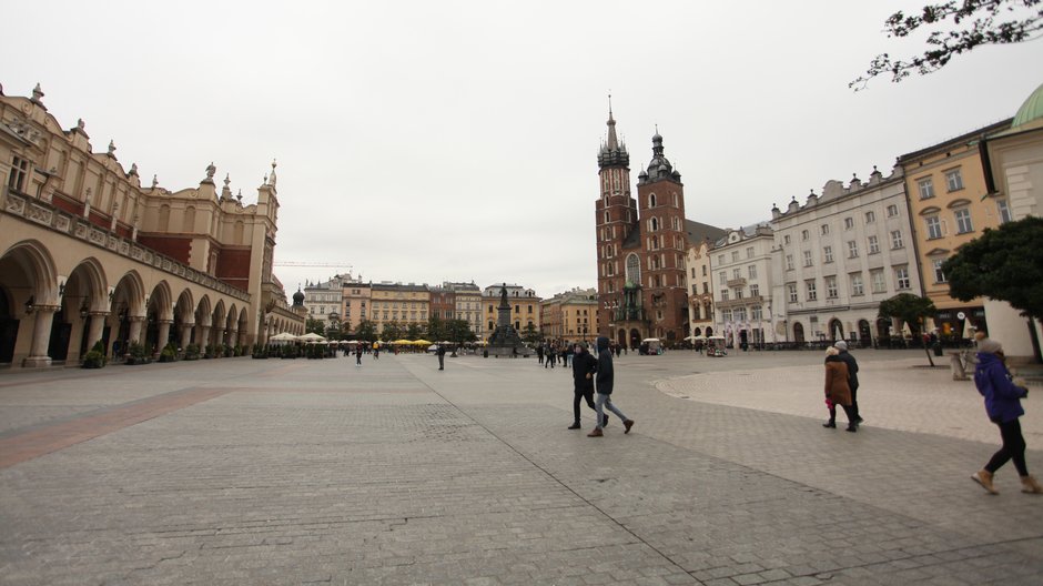 Kraków w czerwonej strefie. Niedzielny poranek