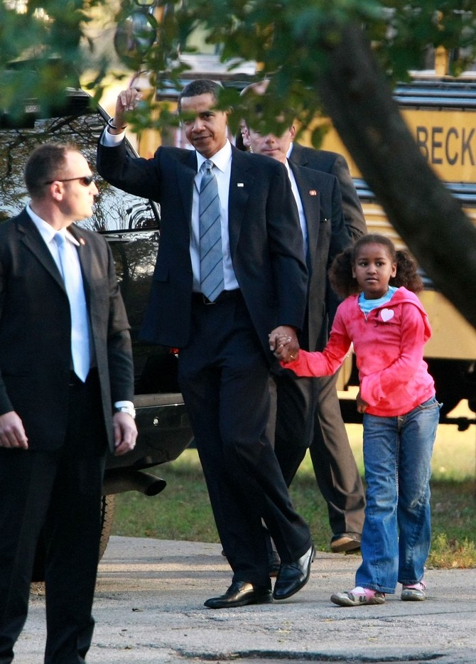 Barak Obama sa ćerkom Sašom odlazi na glasanje 2008. godine u Čikagu