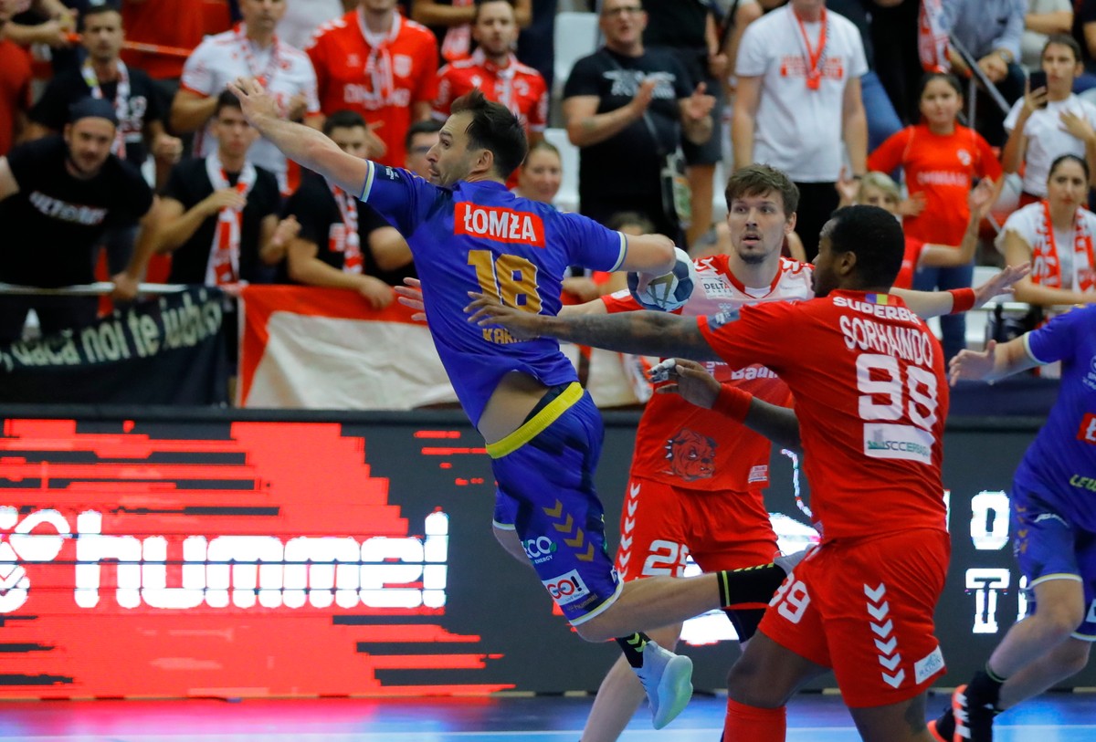 Zawodnik Łomża Vive Kielce Igor Karacić (L) podczas meczu z C.S. Dinamem Bukareszt