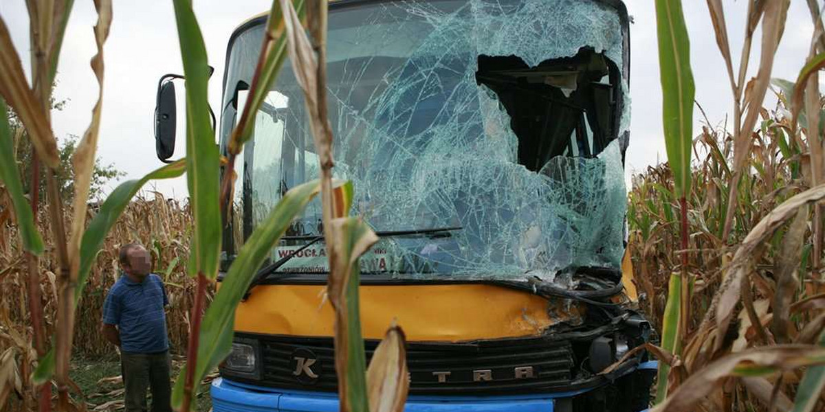 TIR zderzył się z autobusem. Są ranni