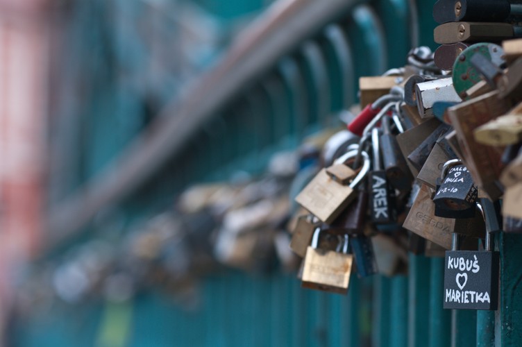 Kłódki na Moście Tumskim we Wrocławiu