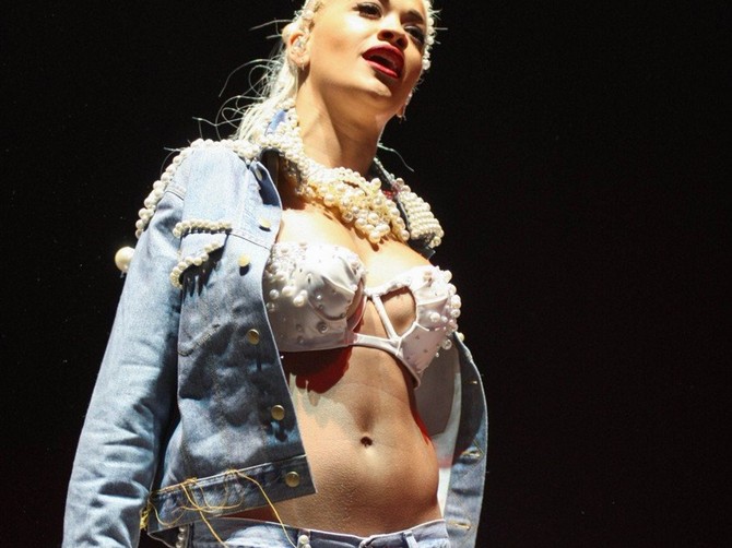 Rita Ora bisere spaja sa buntovnim izgledom